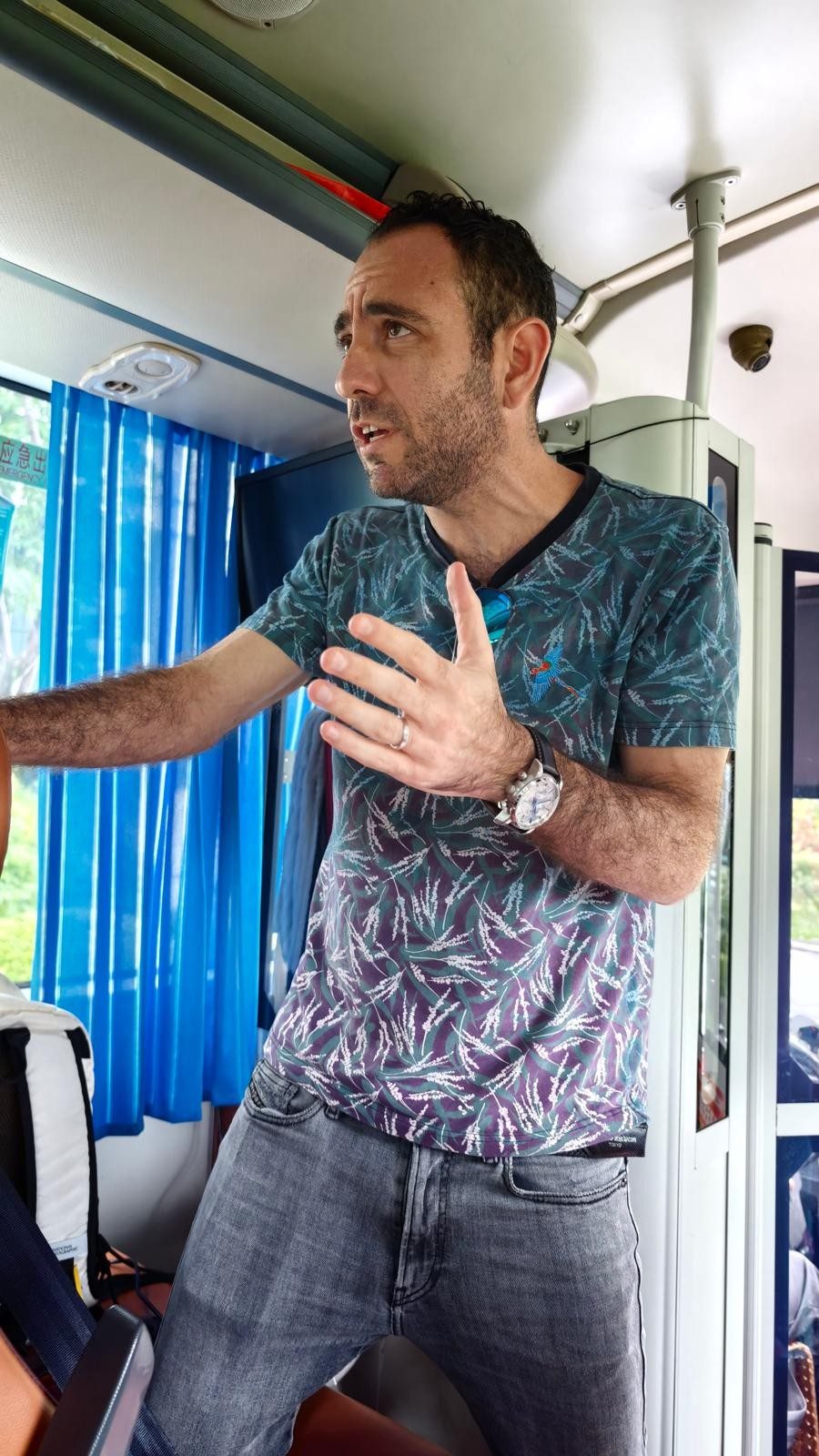 יגאל מדריך קבוצה ישראלית באוטובוס בסין