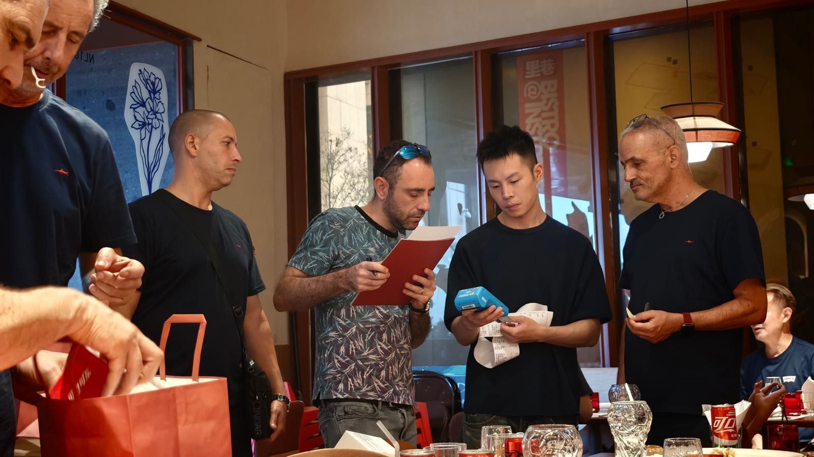 יגאל עם מטיילים מול ספק מקומי בסין