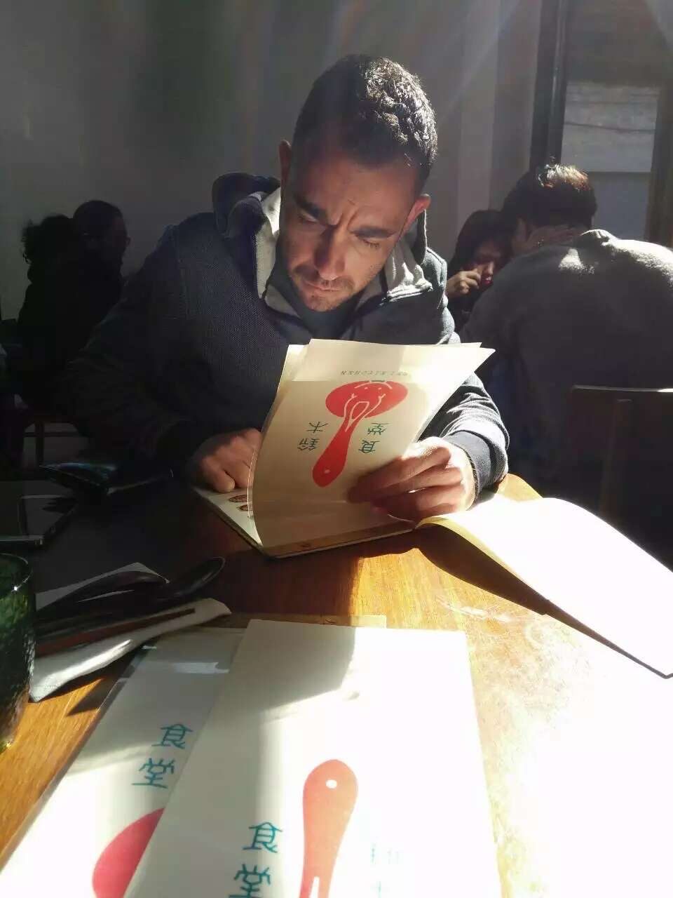 יגאל קורא תפריט בסינית במסעדה מקומית